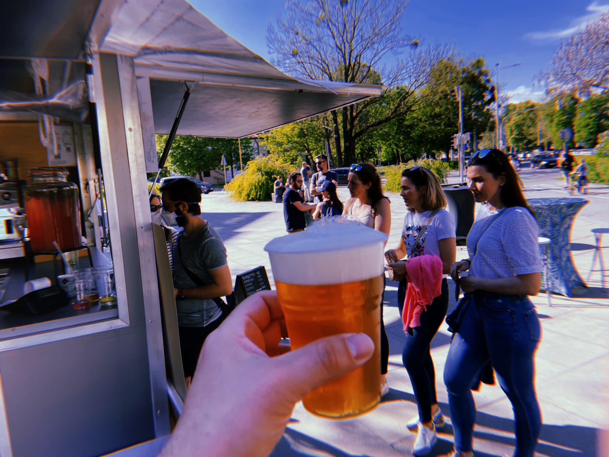 Pouličné jedlo a pivo