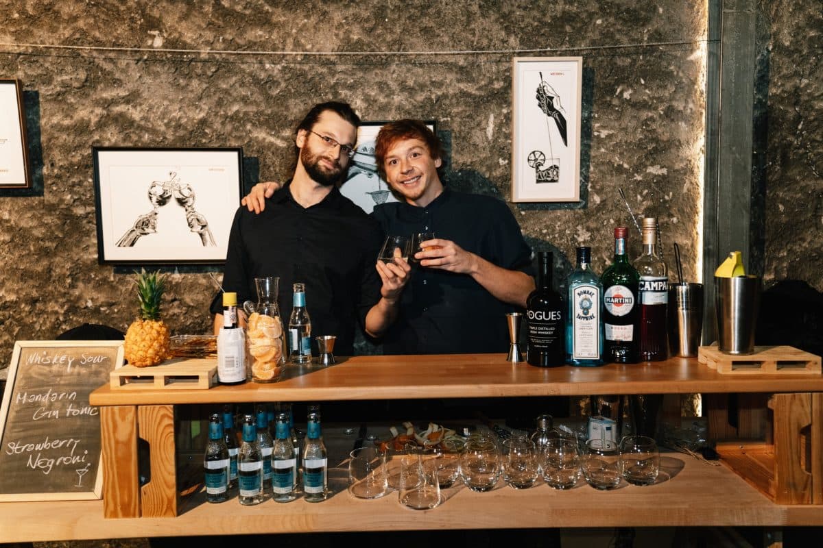 Limitované linorytové printy z barového prostredia We Serve