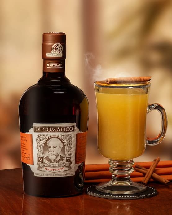 Nudí vás varené víno? Vyskúšajte teplé rumové drinky, ktoré chutia ako z najlepšieho baru